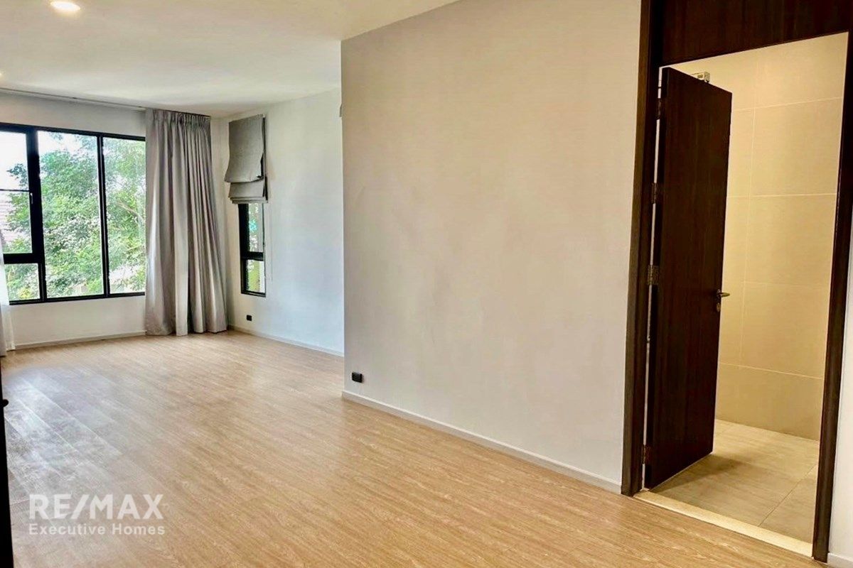 Luxury 5-Bed Home in Bangkok's Heart for Sale 15