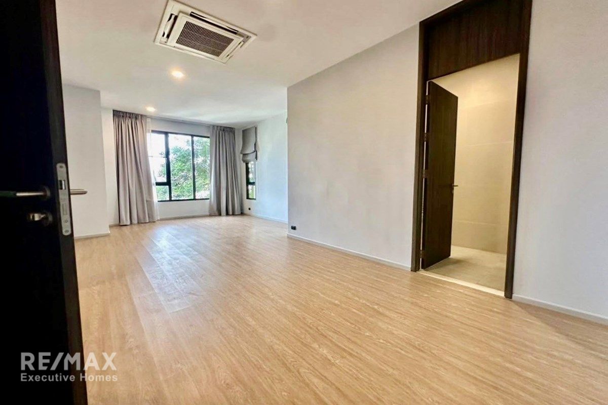 Luxury 5-Bed Home in Bangkok's Heart for Sale 16