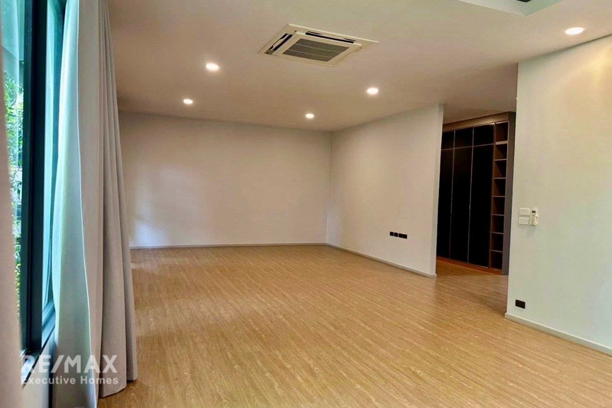 Luxury 5-Bed Home in Bangkok's Heart for Sale 17