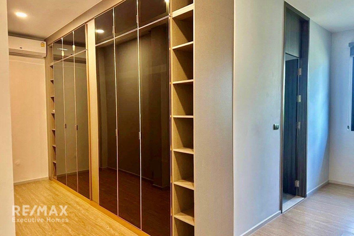 Luxury 5-Bed Home in Bangkok's Heart for Sale 18