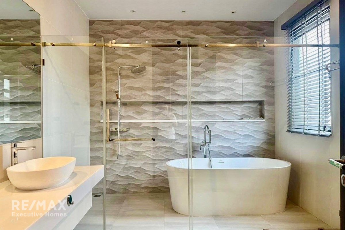 Luxury 5-Bed Home in Bangkok's Heart for Sale 19