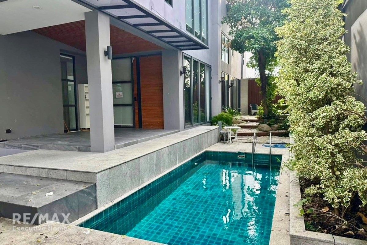 Luxury 5-Bed Home in Bangkok's Heart for Sale 2