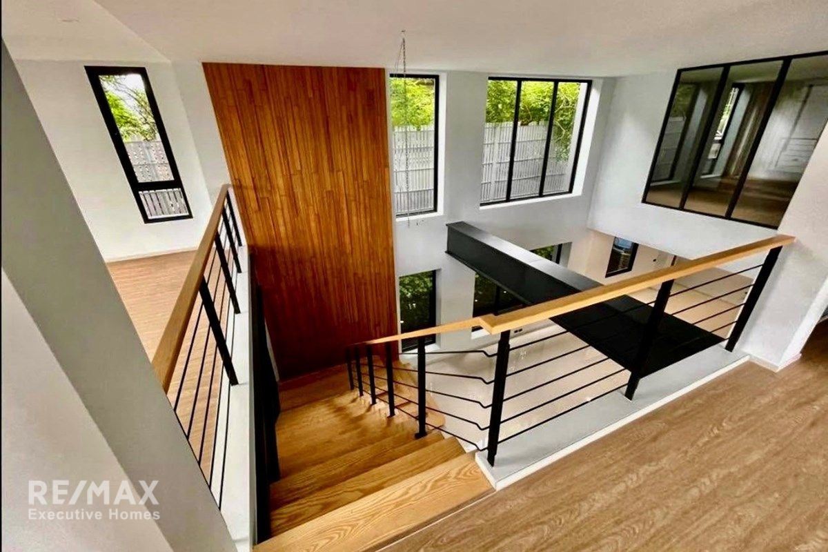 Luxury 5-Bed Home in Bangkok's Heart for Sale 20