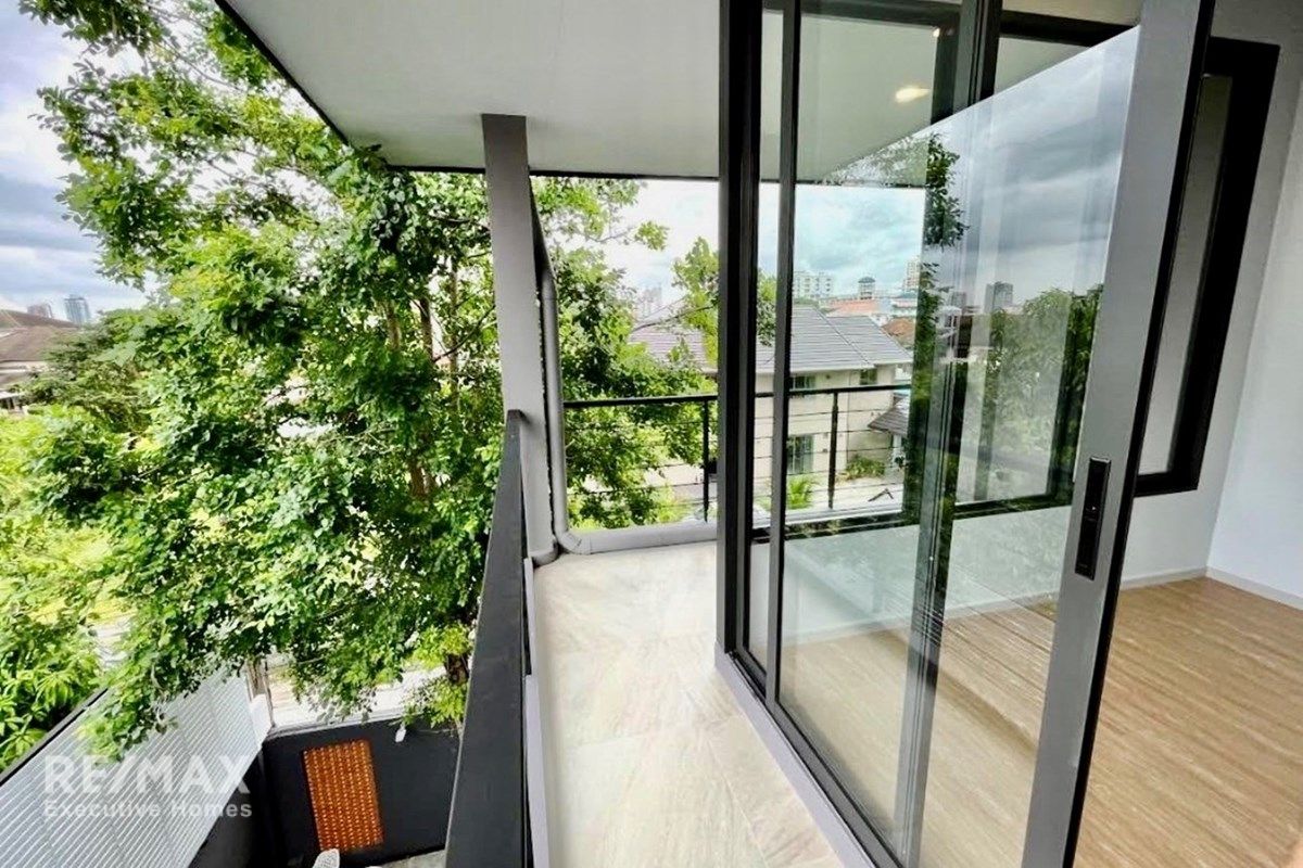 Luxury 5-Bed Home in Bangkok's Heart for Sale 22