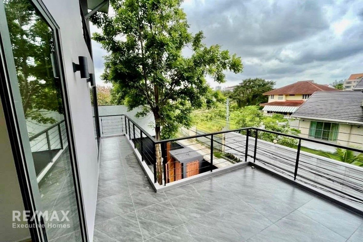 Luxury 5-Bed Home in Bangkok's Heart for Sale 23