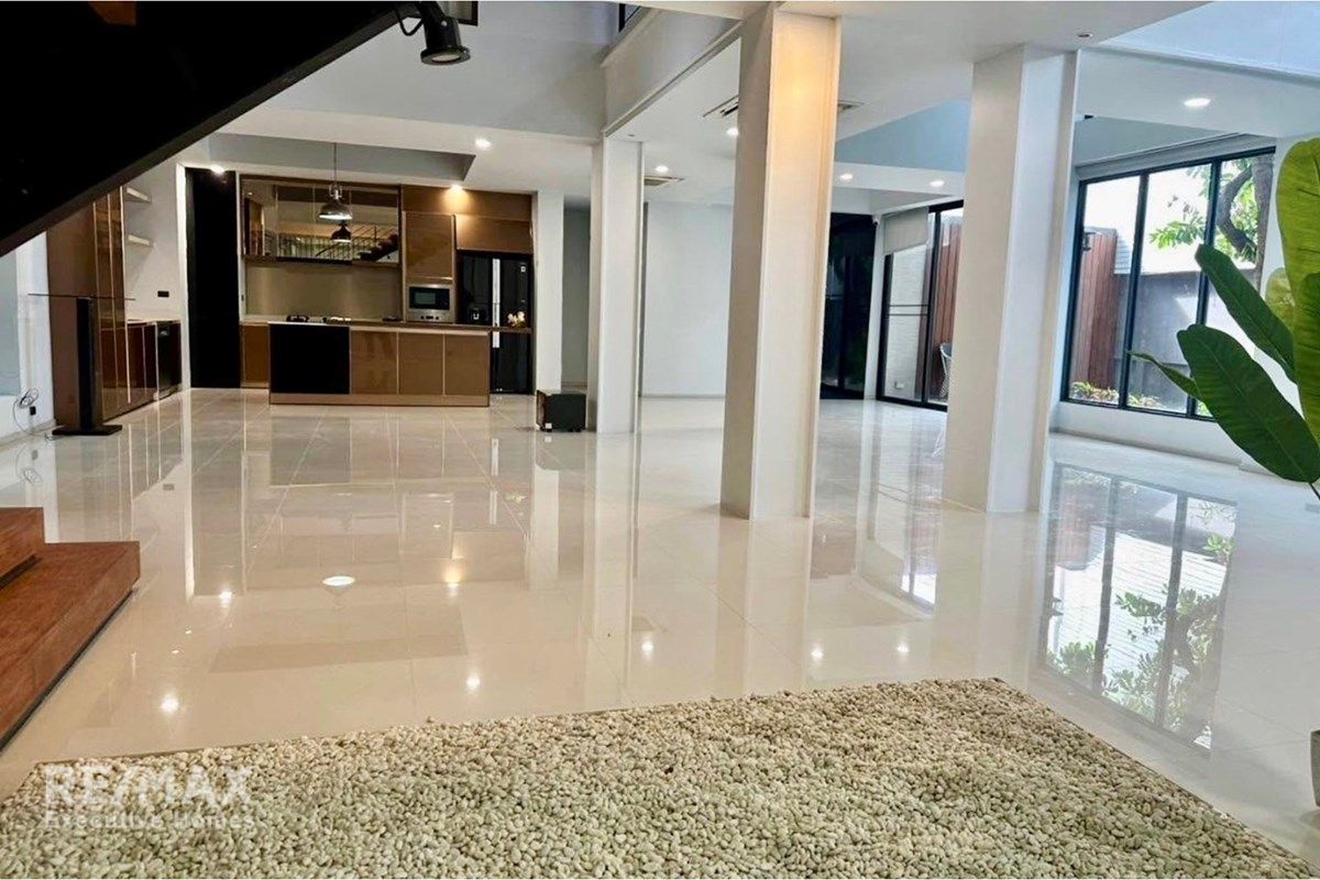 Luxury 5-Bed Home in Bangkok's Heart for Sale 3