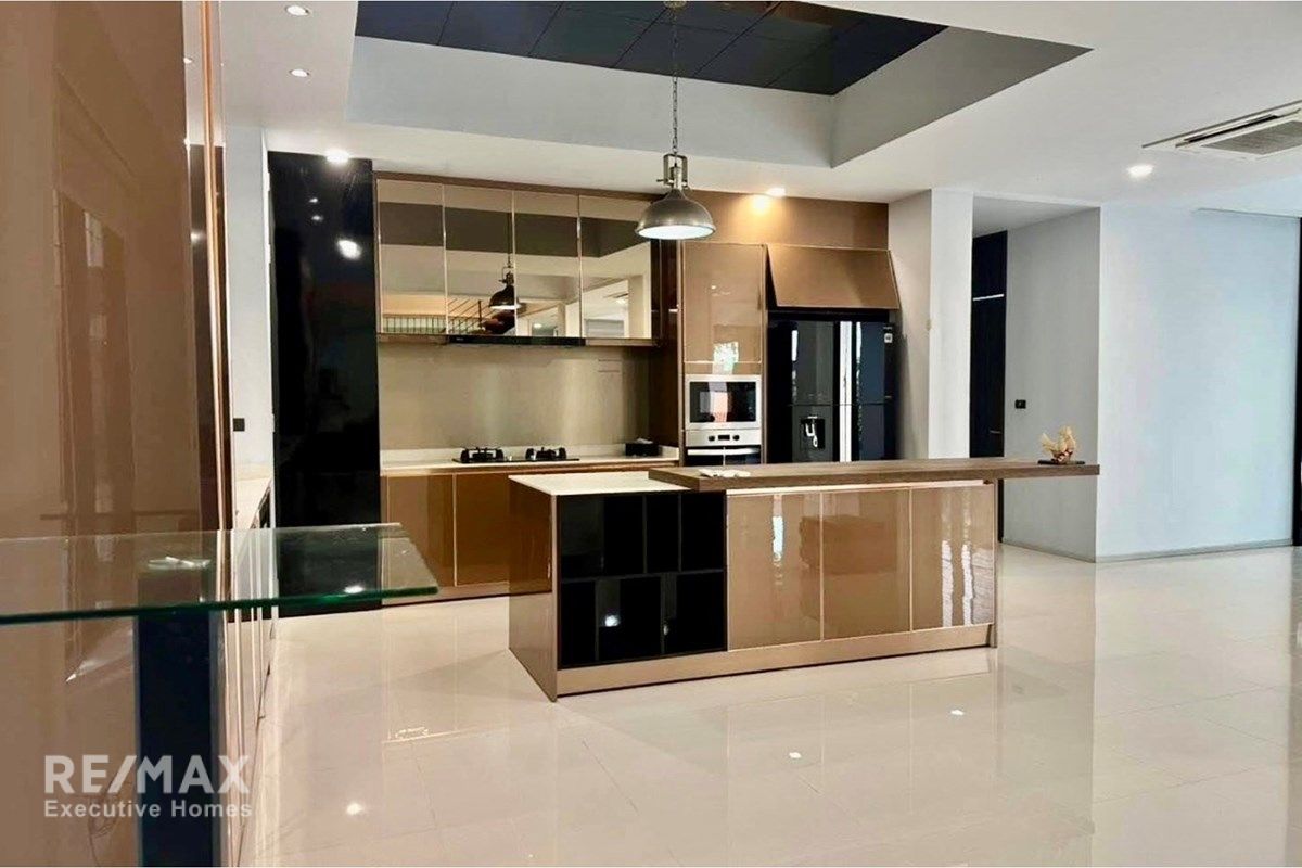 Luxury 5-Bed Home in Bangkok's Heart for Sale 4