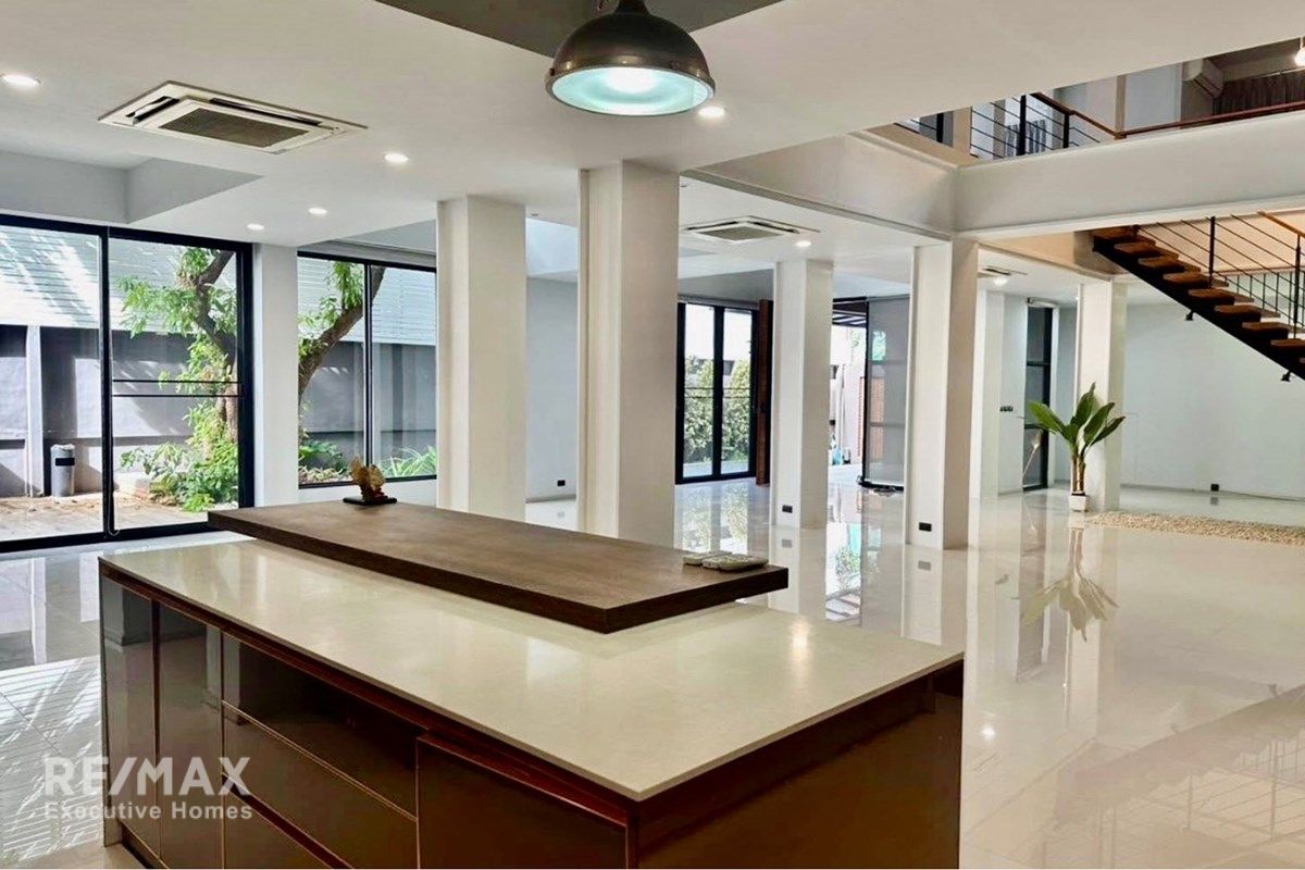 Luxury 5-Bed Home in Bangkok's Heart for Sale 5