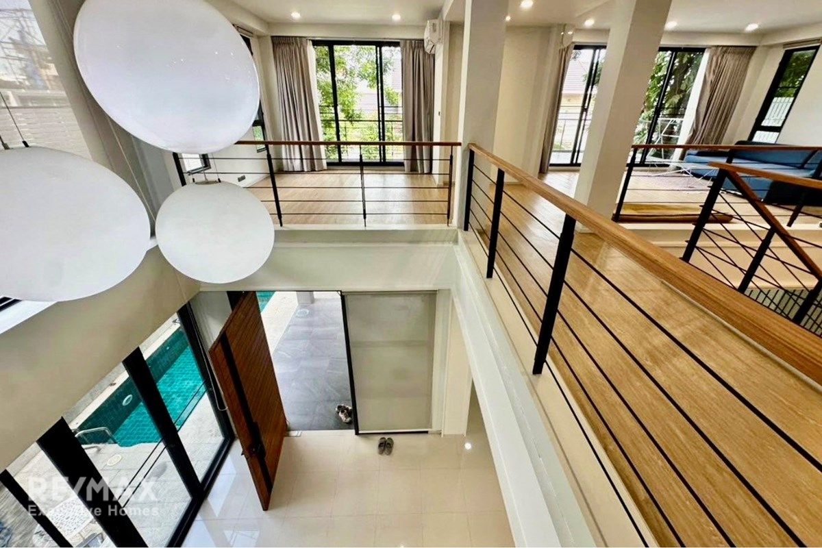 Luxury 5-Bed Home in Bangkok's Heart for Sale 6
