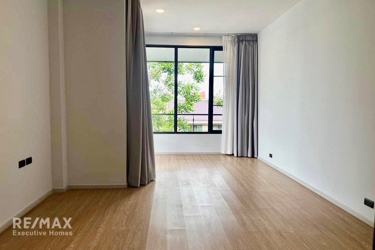 Luxury 5-Bed Home in Bangkok's Heart for Sale 9