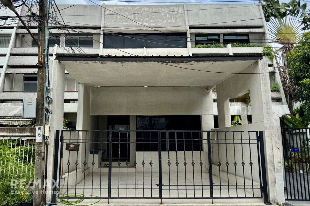 Prime 3-Story Townhouse in Central Bangkok 1