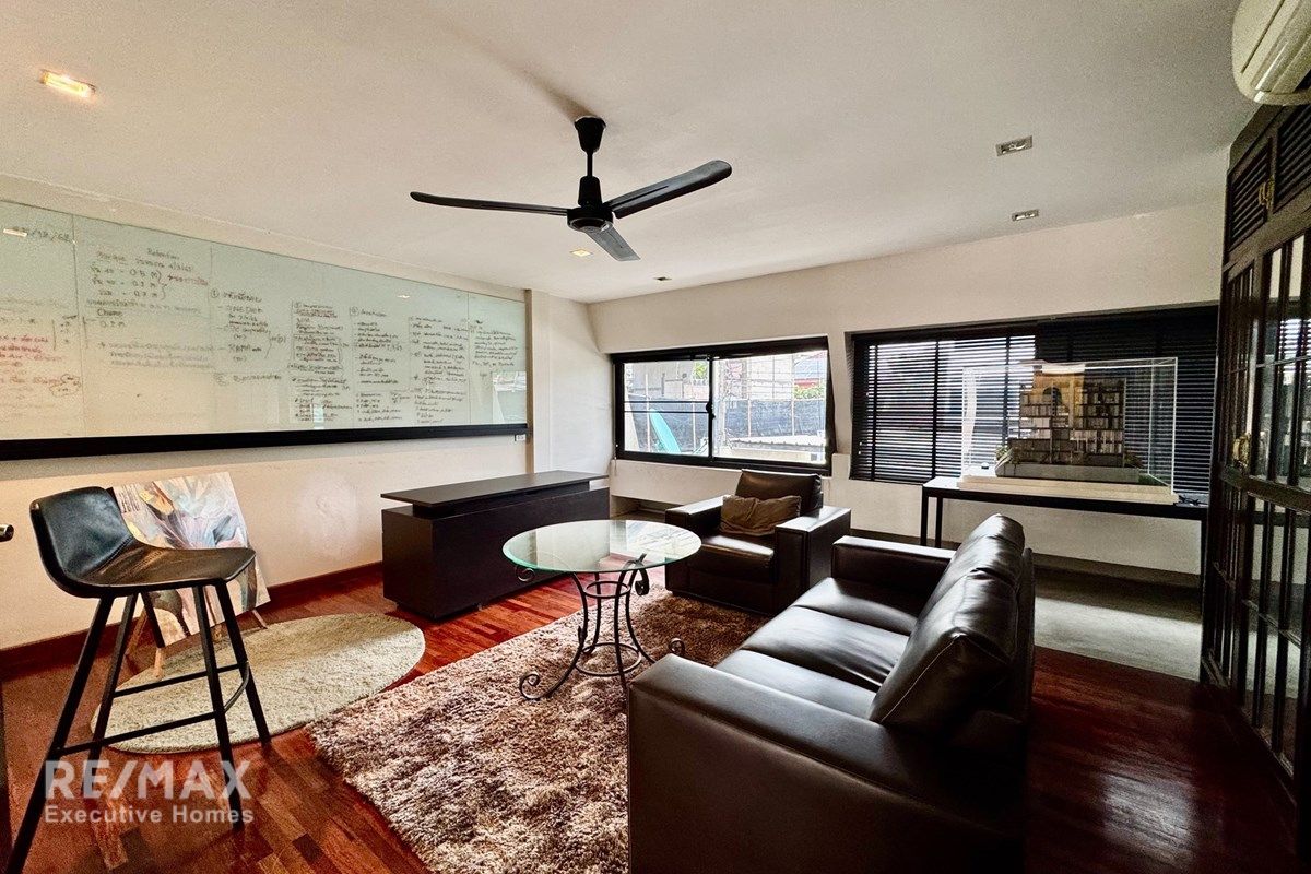 Prime 3-Story Townhouse in Central Bangkok 10