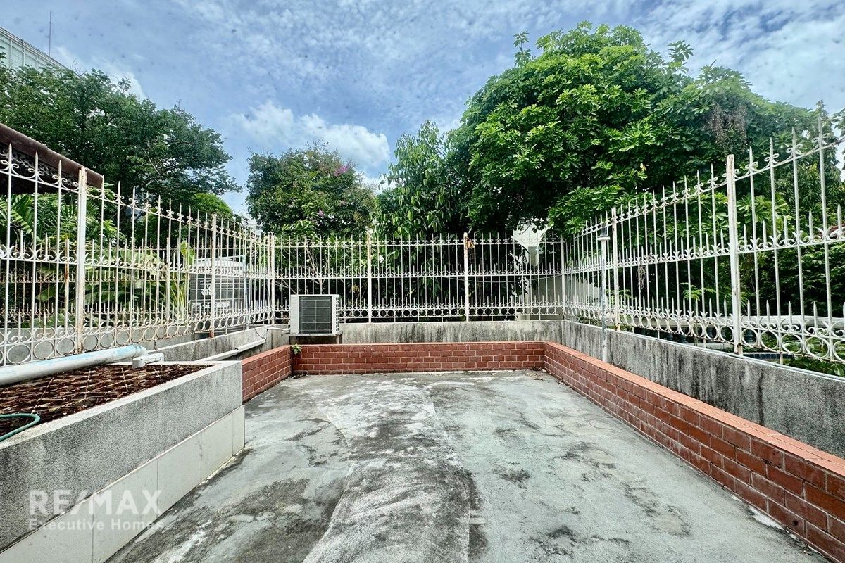 Prime 3-Story Townhouse in Central Bangkok 12
