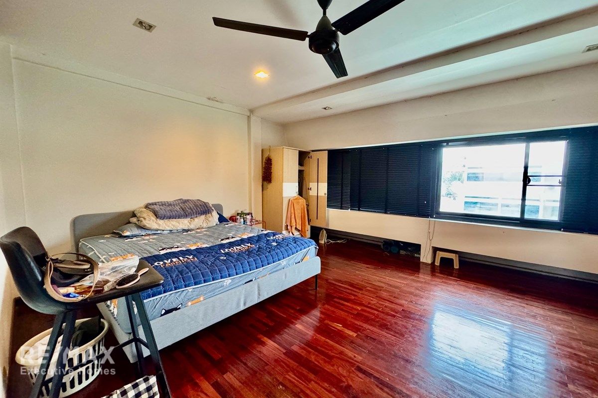 Prime 3-Story Townhouse in Central Bangkok 13