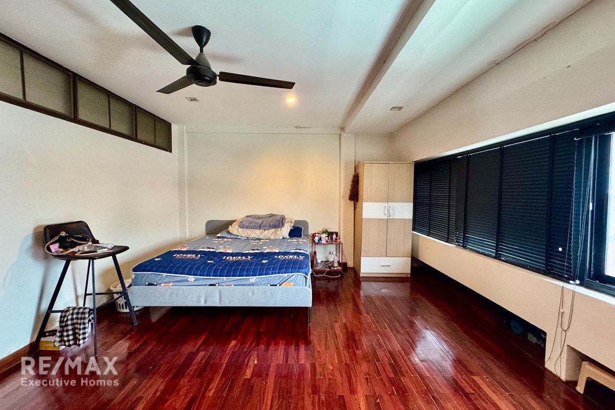 Prime 3-Story Townhouse in Central Bangkok 14