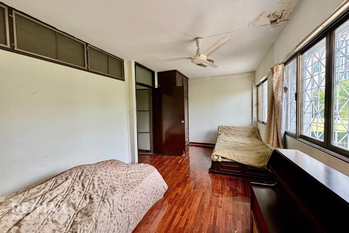 Prime 3-Story Townhouse in Central Bangkok 15