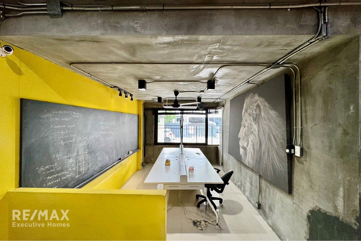 Prime 3-Story Townhouse in Central Bangkok 3