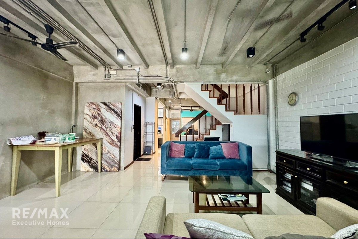 Prime 3-Story Townhouse in Central Bangkok 4