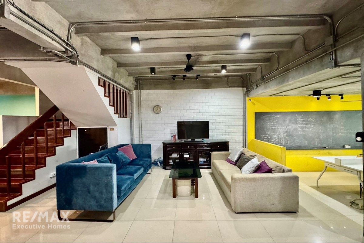 Prime 3-Story Townhouse in Central Bangkok 5
