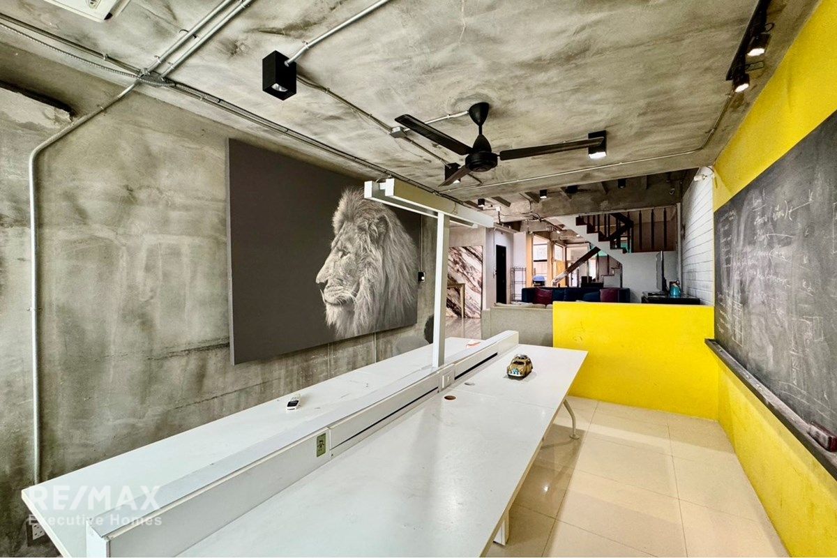 Prime 3-Story Townhouse in Central Bangkok 6