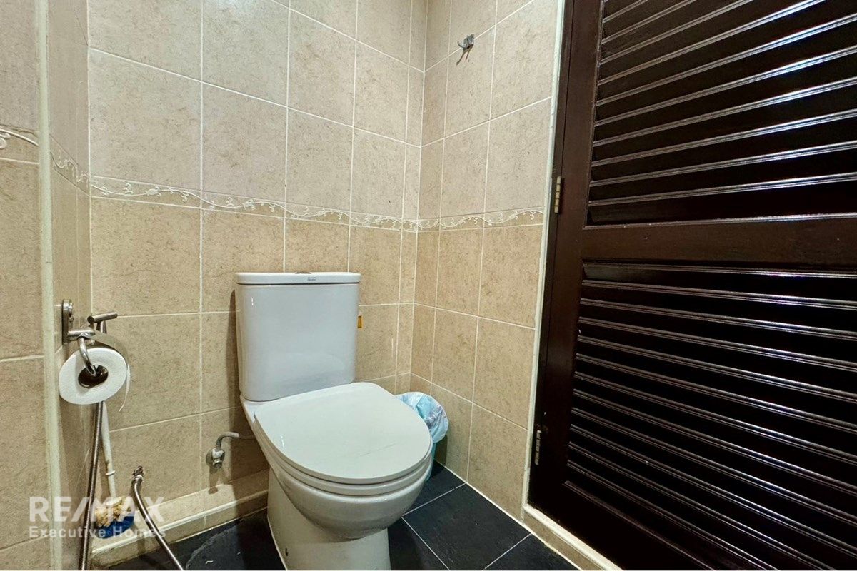 Prime 3-Story Townhouse in Central Bangkok 7