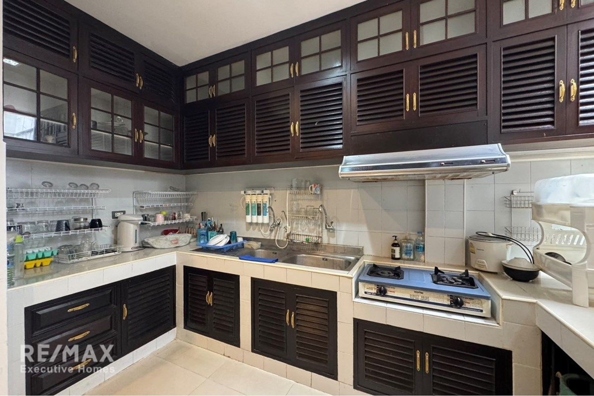 Prime 3-Story Townhouse in Central Bangkok 8