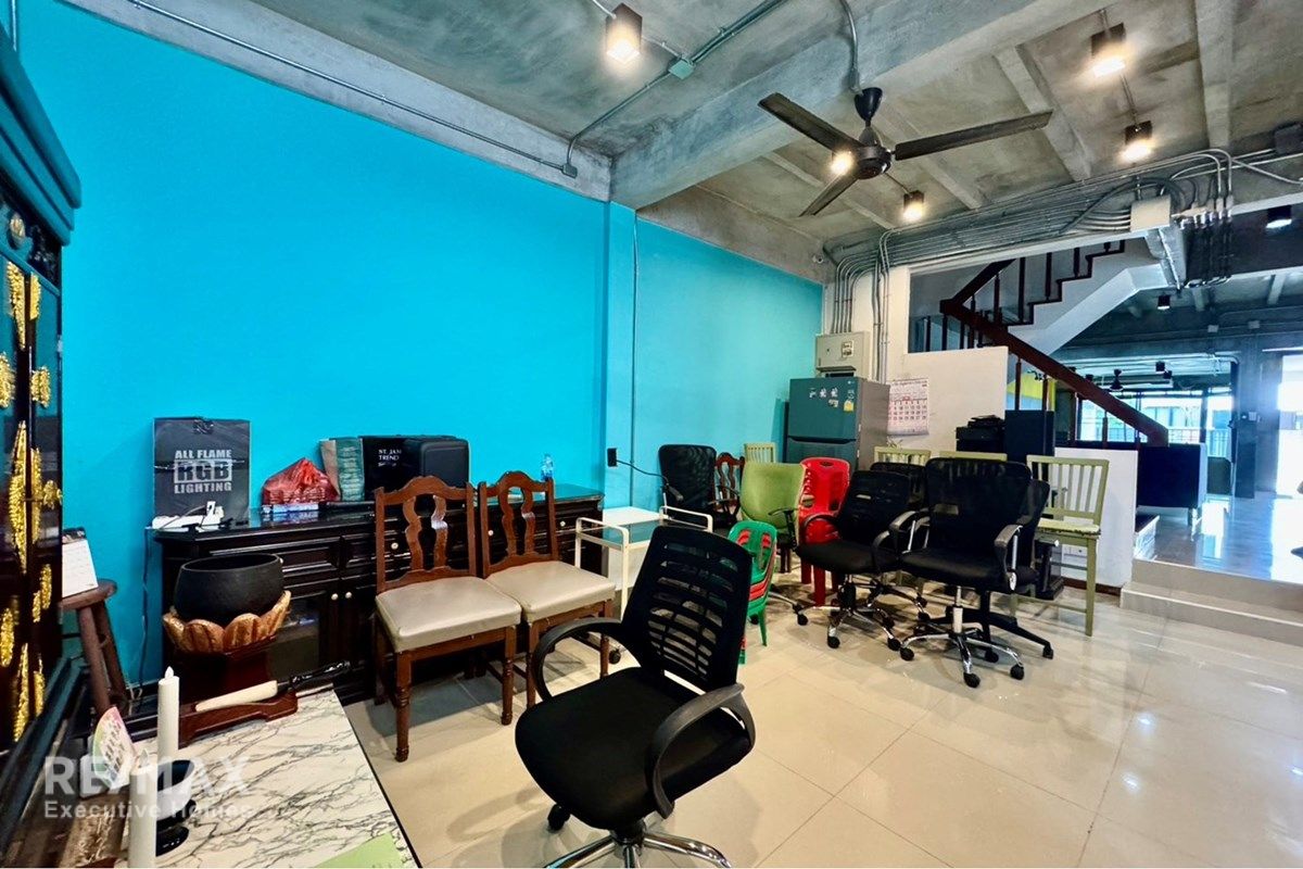 Prime 3-Story Townhouse in Central Bangkok 9