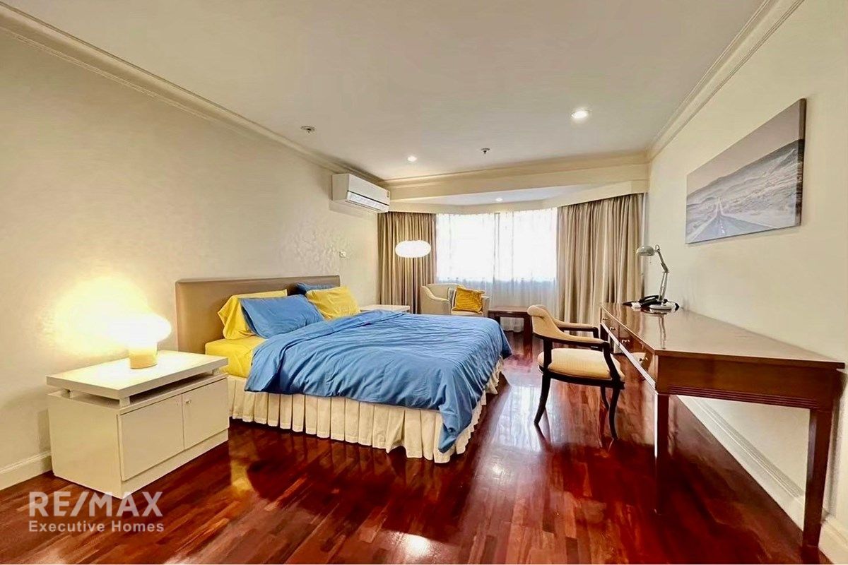 Luxurious Condo for Sale in Prompong, Bangkok 4