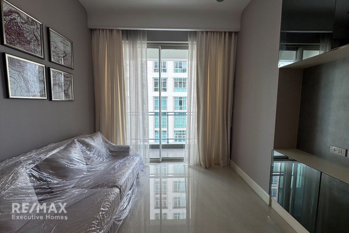 Luxury Urban Condo for Sale in Bangkok's Watthana District 2