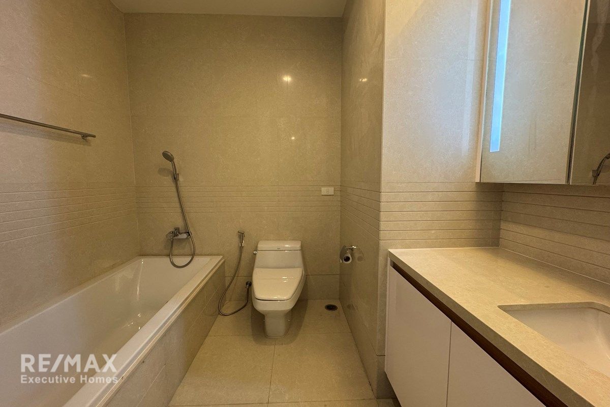 Luxury Urban Condo for Sale in Bangkok's Watthana District 5