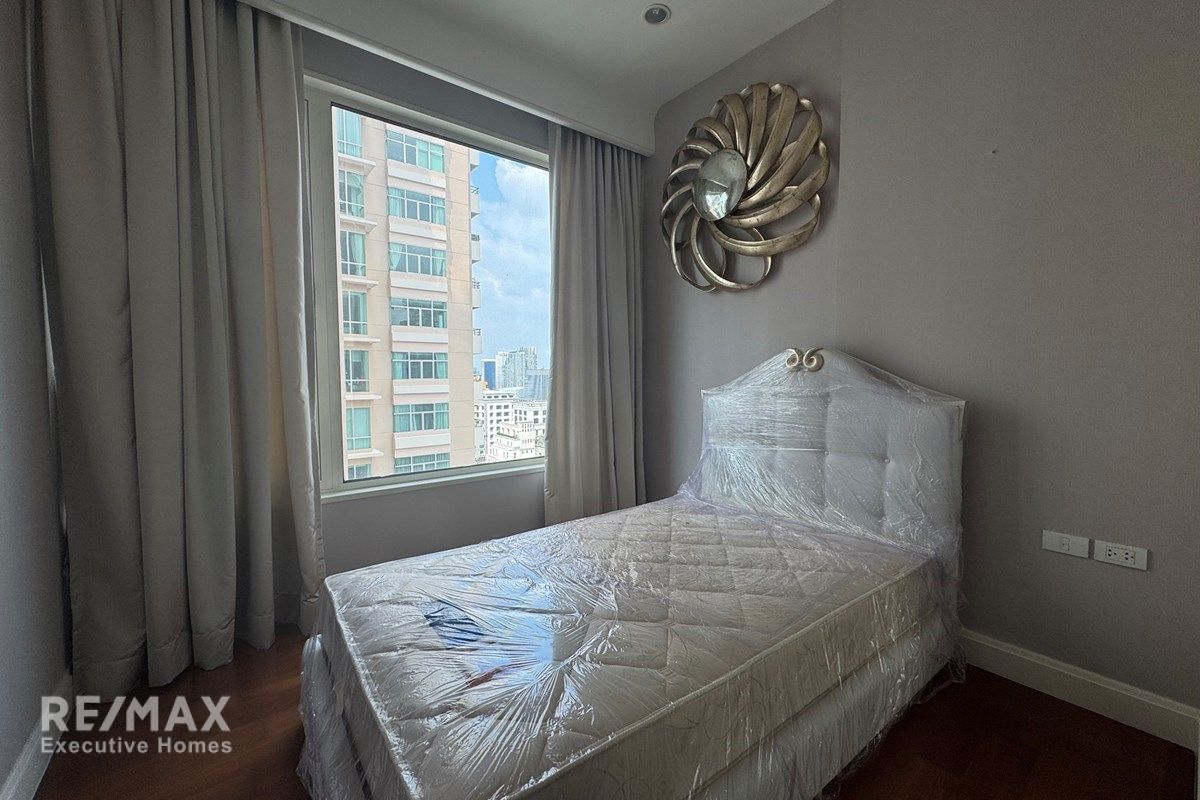 Luxury Urban Condo for Sale in Bangkok's Watthana District 6