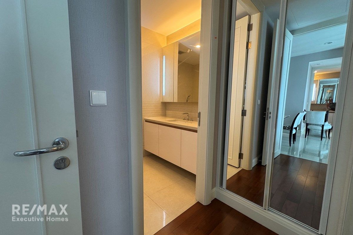 Luxury Urban Condo for Sale in Bangkok's Watthana District 8
