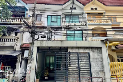 spacious-bangkok-townhouse-with-great-investment-potential-920071080-97
