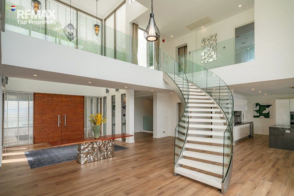 Luxury Oceanfront Sunset Views 13