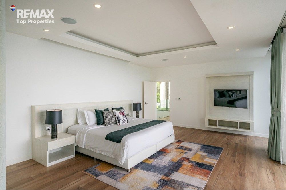 Luxury Oceanfront Sunset Views 15