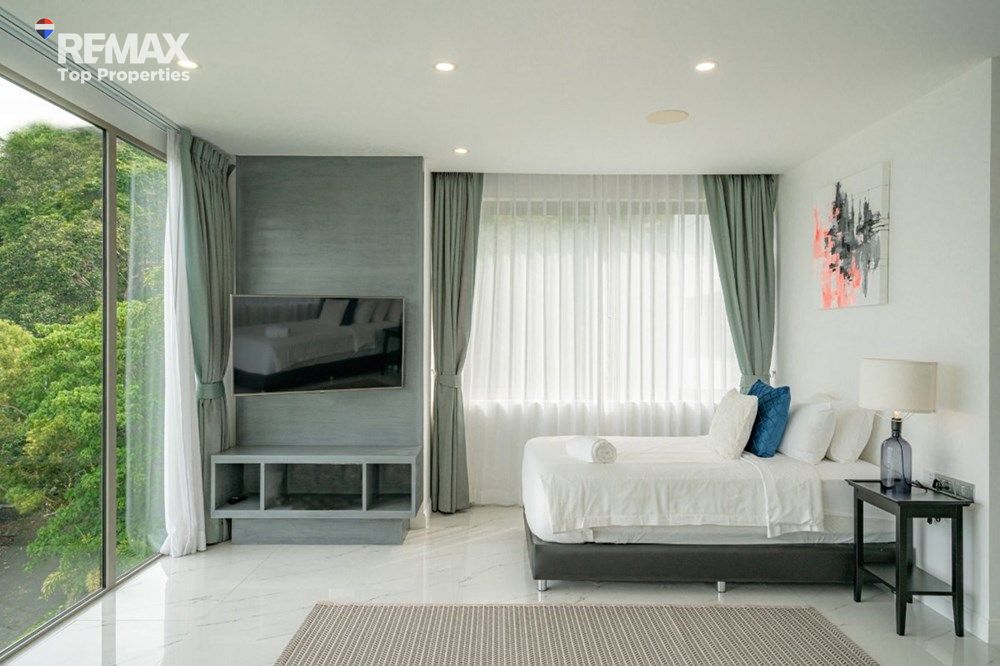 Luxury Oceanfront Sunset Views 24