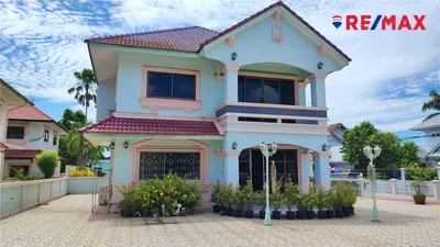 beautiful-two-storey-pool-house-920471001-725