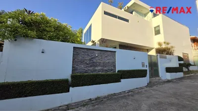 luxurious-5-bed-6-bath-villa-with-private-pool-in-phra-tamnak-soi-2-920471004-898