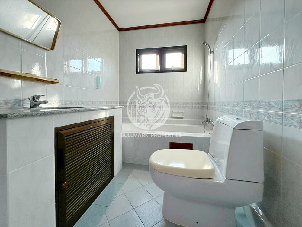 spacious-3-bedroom-house-for-sale-in-east-pattaya-bmh1983