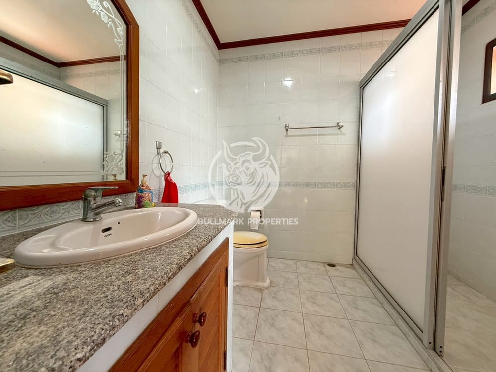 spacious-5-bedroom-house-for-sale-in-east-pattaya-bmh1984