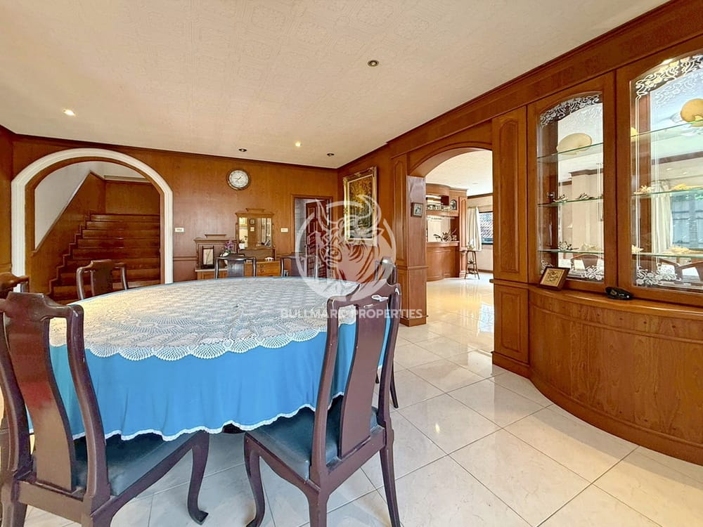 spacious-5-bedroom-house-for-sale-in-east-pattaya-bmh1984