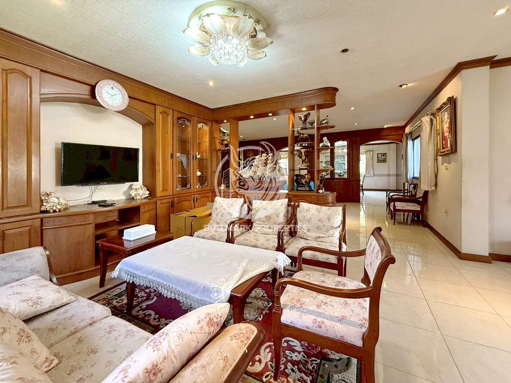 spacious-5-bedroom-house-for-sale-in-east-pattaya-bmh1984