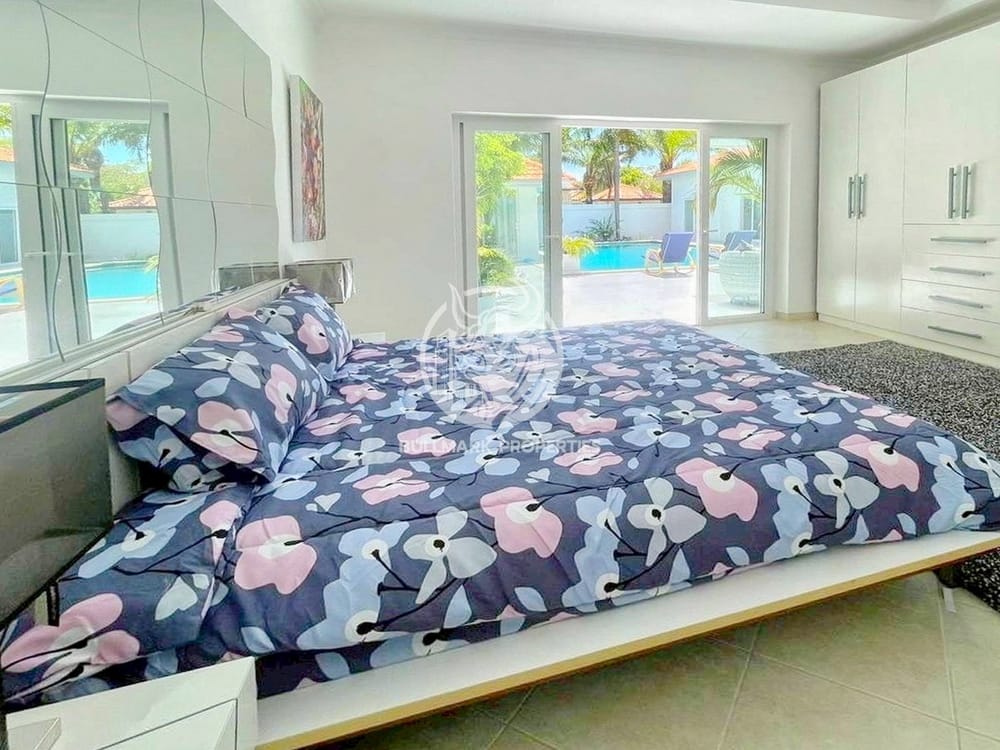 spacious-12-bedroom-pool-villa-for-sale-and-rent-in-pratumnak-pattaya-bmh2080