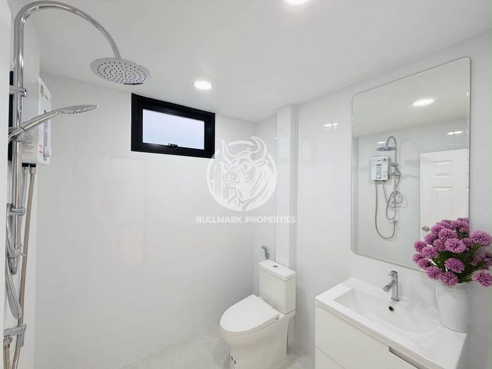 spacious-3-bedroom-house-in-ek-mongkhon-village-jomtien-pattaya-with-city-view-bmh2102