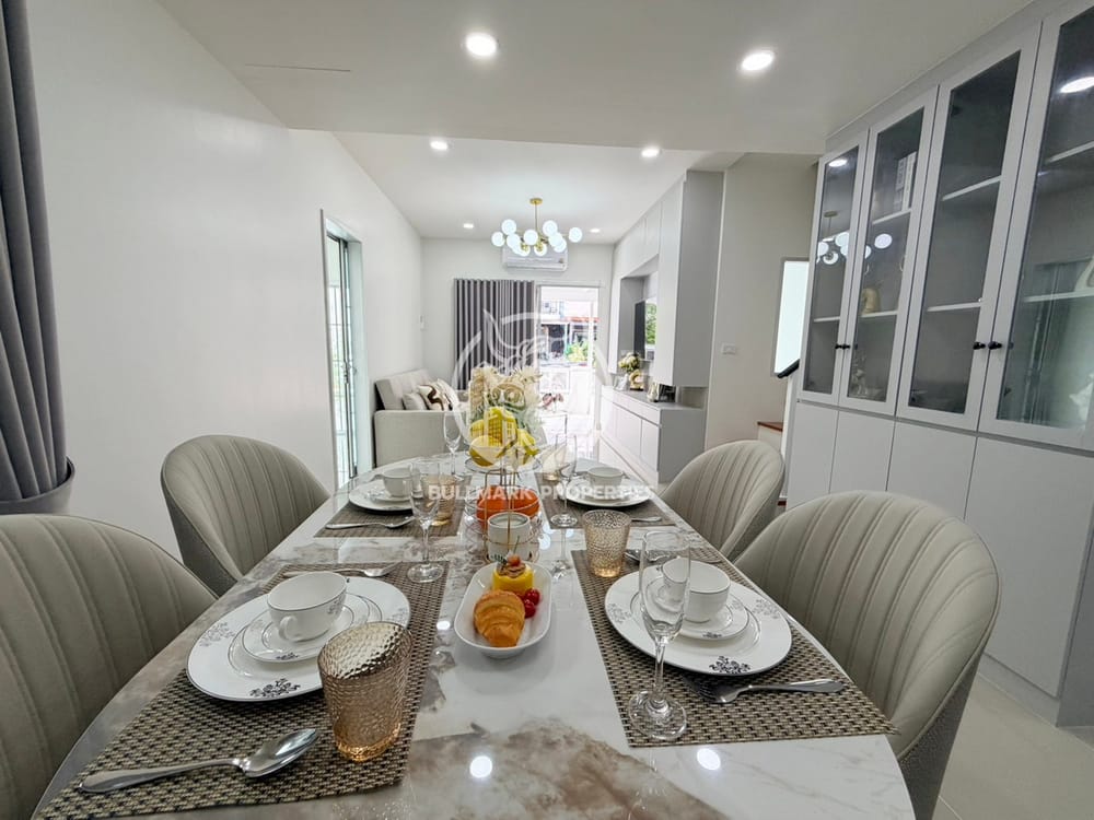 3-bedroom-house-for-sale-in-bann-pruksa-boonsampan-central-pattaya-with-city-view-and-air-conditioning-bmh2136