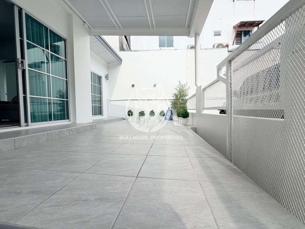 3-bedroom-house-for-sale-in-bann-pruksa-boonsampan-central-pattaya-with-city-view-and-air-conditioning-bmh2136