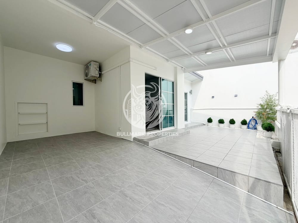 3-bedroom-house-for-sale-in-bann-pruksa-boonsampan-central-pattaya-with-city-view-and-air-conditioning-bmh2136