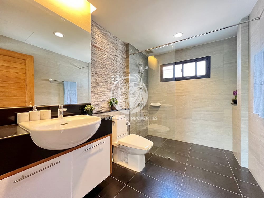 stylish-single-storey-home-in-baan-pattaya-5-near-huay-yai-and-golf-courses-bmh1525