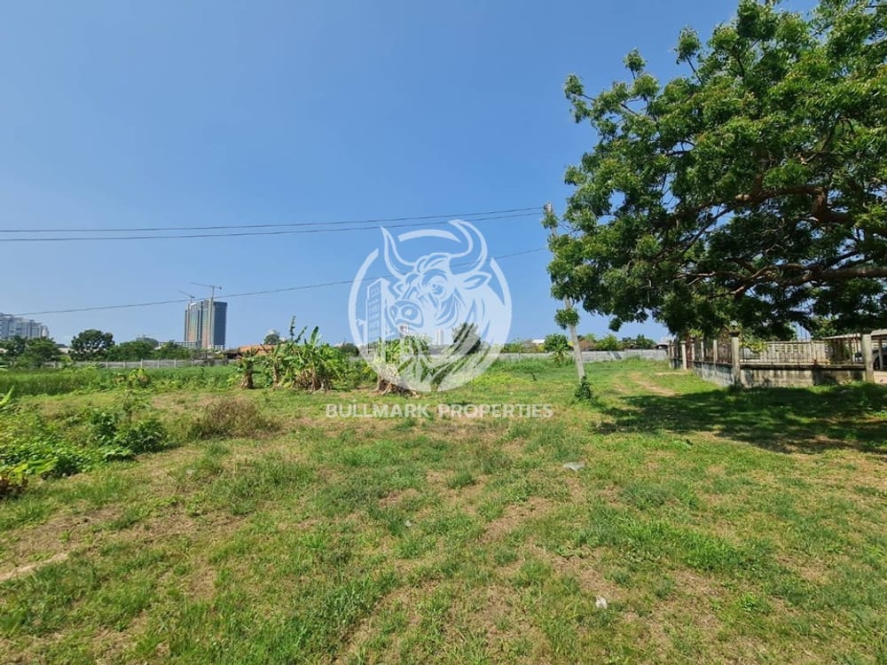 prime-land-for-sale-in-south-pattaya-17000000-bath-per-rai-great-location-near-public-transportation-bml1527