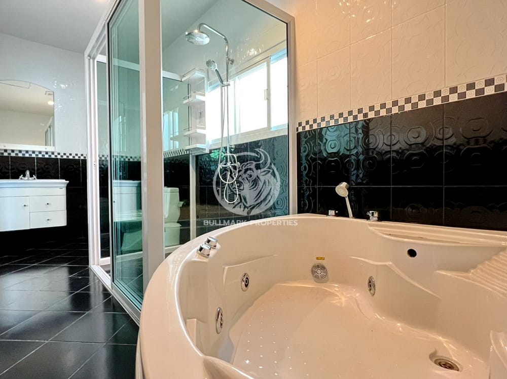 charming-3-bedroom-with-private-pool-for-rent-on-east-pattaya-bmh1797